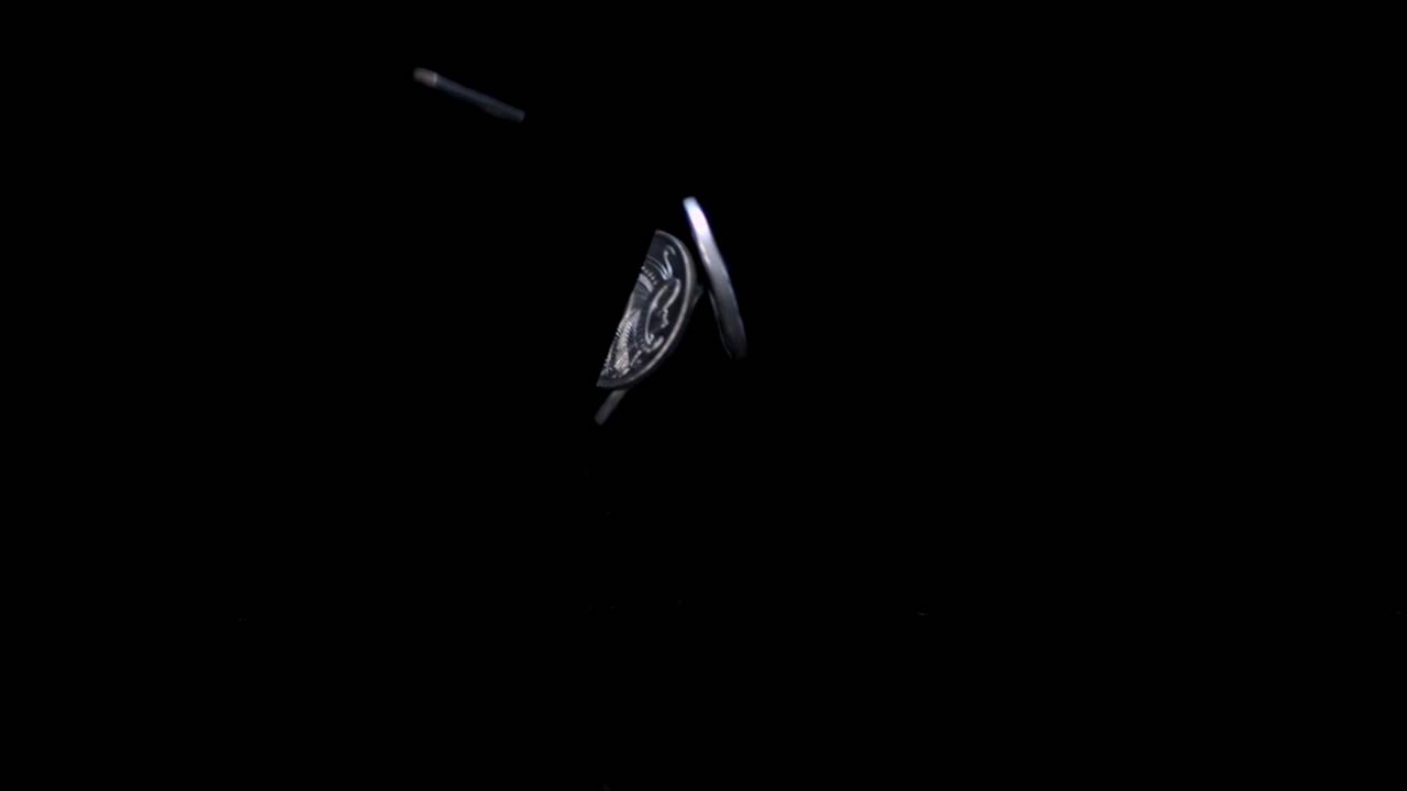 Beeld uit Nederlandsche Betaal en Wisselmaatschappij TVC 'Halve munt'
